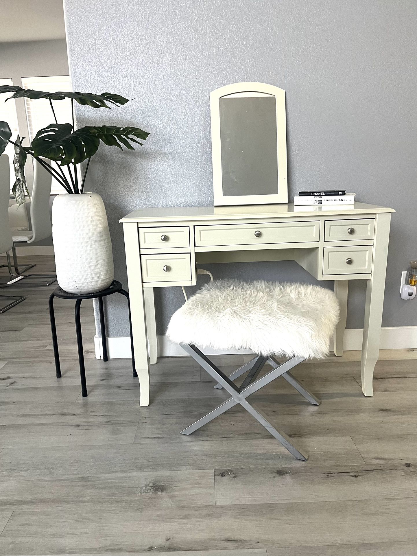 Vanity With Mirror And 2 Chairs