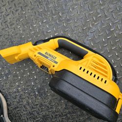 Dewalt 20V MAX Cordless 1/2 Gal. Wet/Dry Portable Vacuum (Tool Only)
