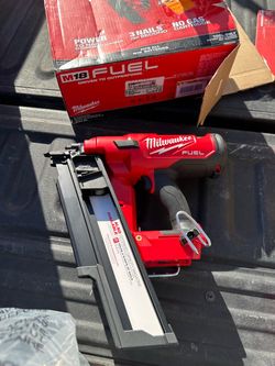 Milwaukee M18 FUEL 21° Framing Nailer