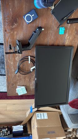 Computer 27 in monitor hook up to mount to desk
