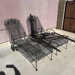2 Metal Frame Outdoor Lounge Chairs