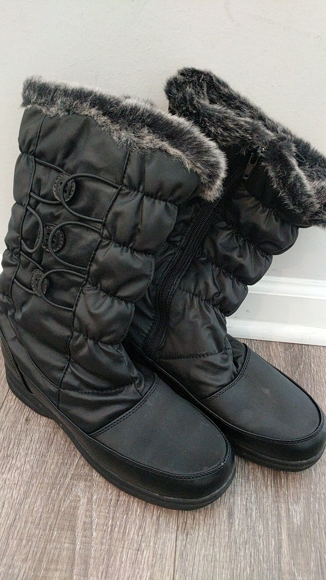 Women's black boots size 8M