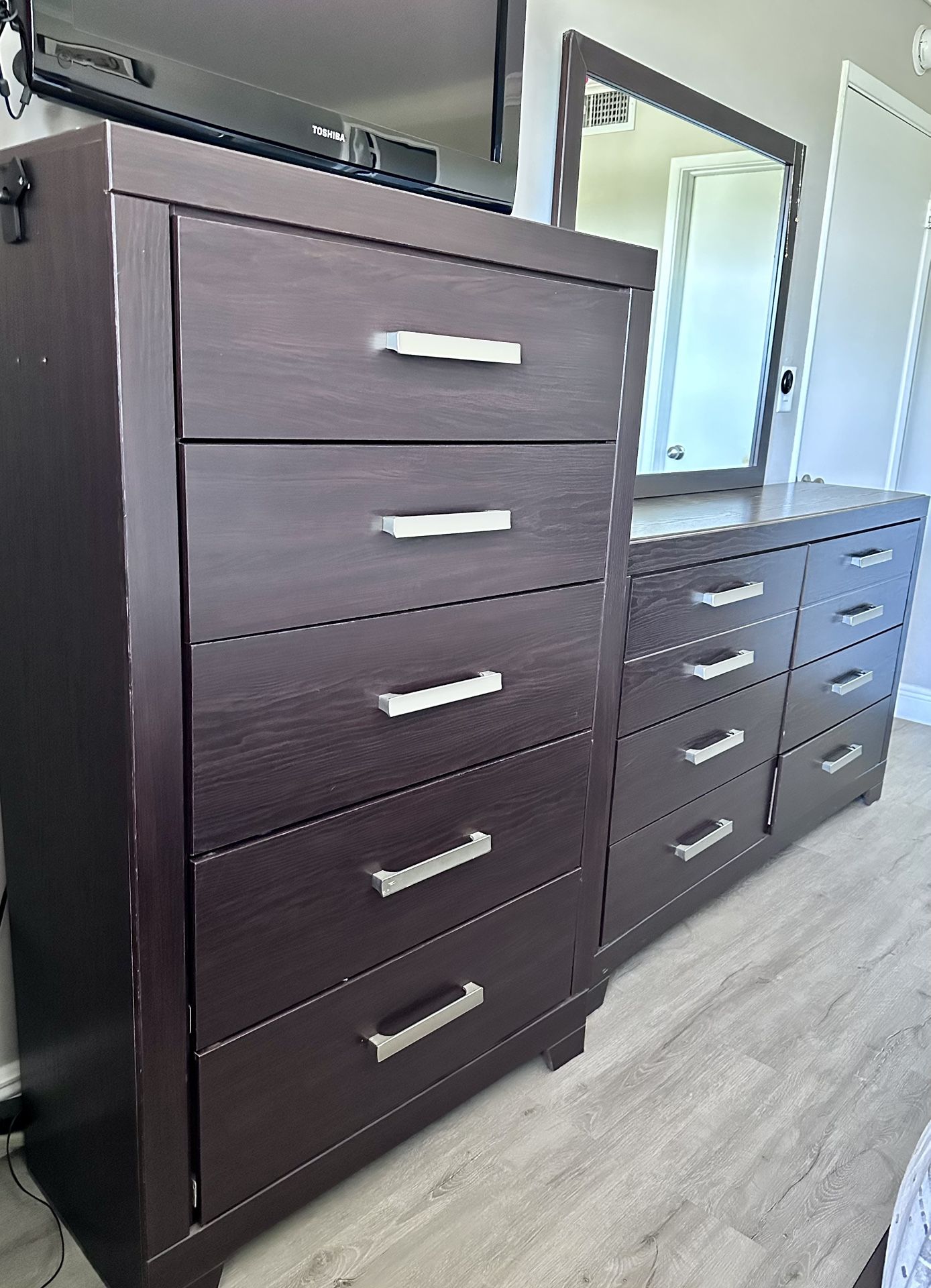 Chest With Mirror And Dresser