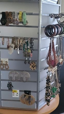 Rotating Jewelry Stand