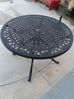 Round patio table