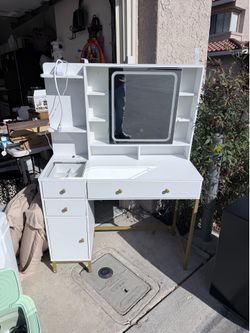 Vanity dresser