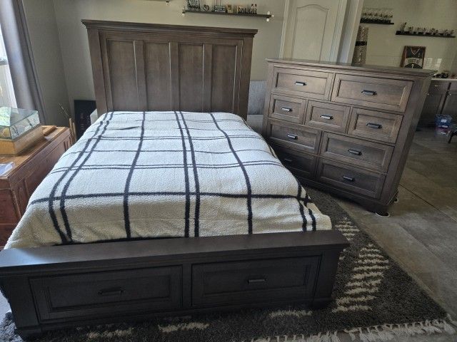 Universal Broadmoorr Charleigh Queen Size Bedroom Set.