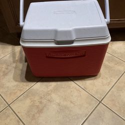 Rubbermaid Mid Size Cooler