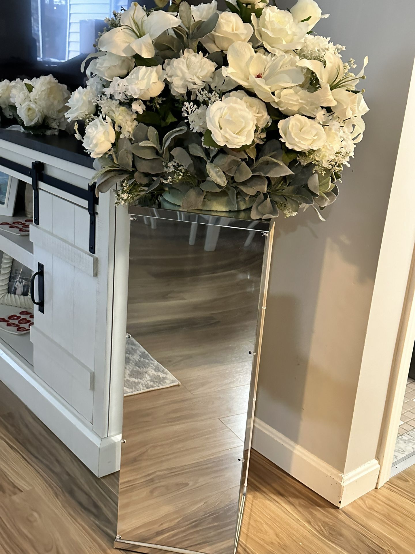 8 Mirror Pillars And Mirror Flooring Events Wedding Graduation