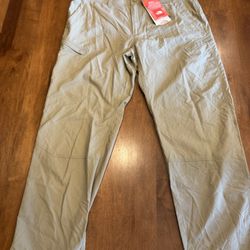 Men’s new with tags, the Northface cargo pants shipping available