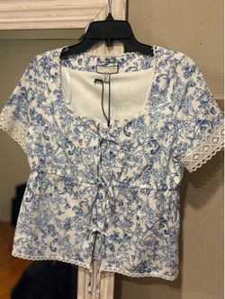 bagatelle White Top with Blue Floral Print and Tie Front XS