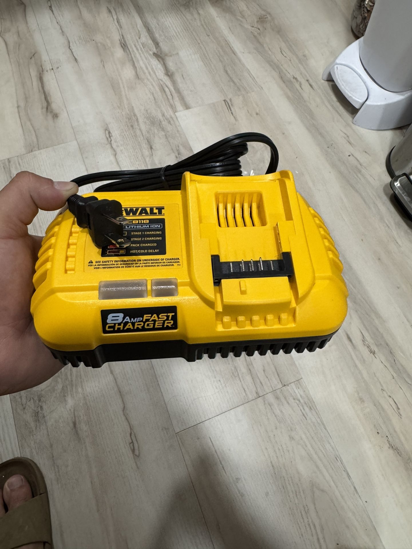 Brand new DEWALT 20V MAX / 60V MAX FLEXVOLT Lithium-Ion Fan Cooled Fast Battery Charger