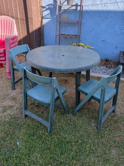 Plastic circle table with three chairs