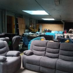 BRAND NEW 3 PIECES RECLINERS COUCH SET IN ORIGINAL BOX