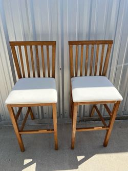2 bar stools