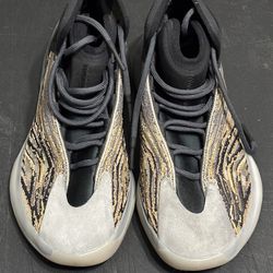 Yeezy quantum size 10