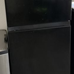 4.4-cu ft Mini Fridge with Freezer (Black) ENERGY STAR