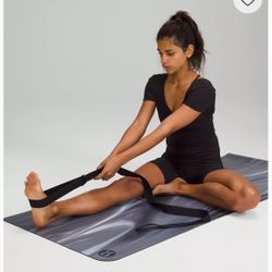 NEW IN PACKAGE Yoga Lulu Lemon Black Stretching Strap We designed this strap to give you extra length and support as you move into deep stretches 