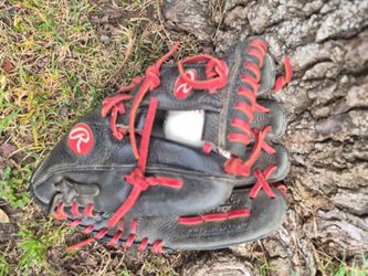 Rawlings "Youth" Baseball  Glove ( SEE PICS) LOCATED IN GLENDORA.  SEE MY PAGE FOR OTHER BASEBALL EQUIPMENT FOR SALE "CHEAP" NO  "DELIVERIES " PLEASE