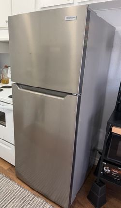 Frigidaire 17.6 Cubic Feet Top Freezer Refrigerator