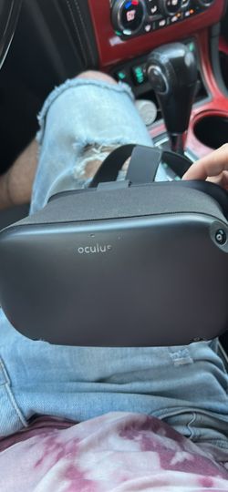 Oculus one VR with both controllers First edition. Good condition
