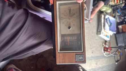 Vintage clock radio works