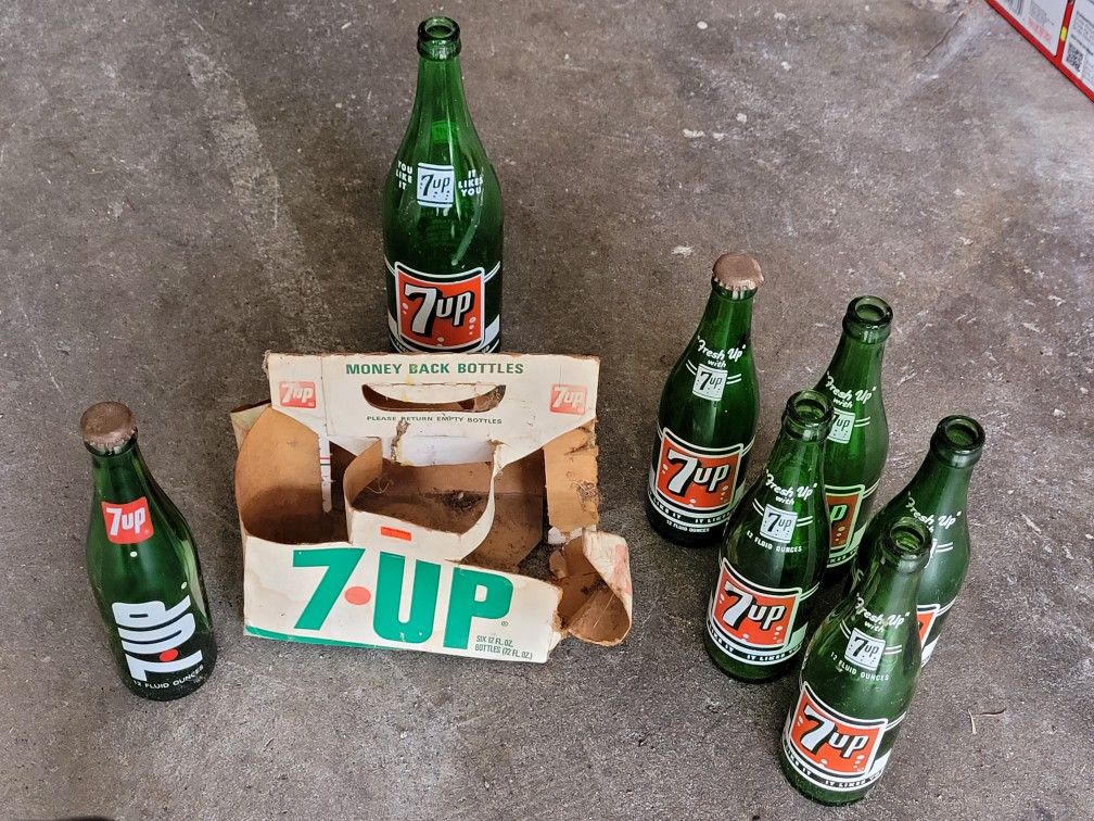VINTAGE 7up BOTTLES AND CARRIER