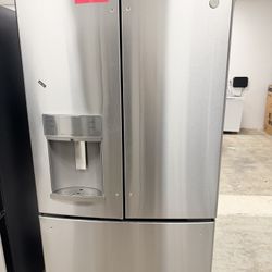 New GE French Door Refrige With Water And Ice 
