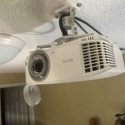 BenQ Gaming Projector + Pulldown Screen