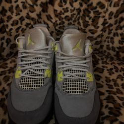 kids size 3 / 3.5 jordan’s 