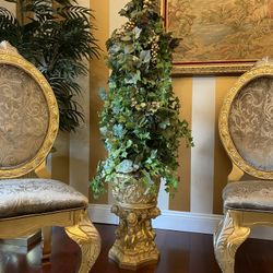 Very  Gorgeous Grape vine Plants with a beautiful vase