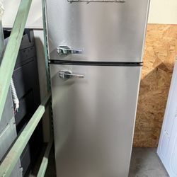 Frigidaire Retro Mini Refrigerator 