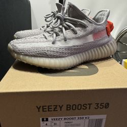 Yeezy Taillight 100% Authentic Size 4 Cleannnnn