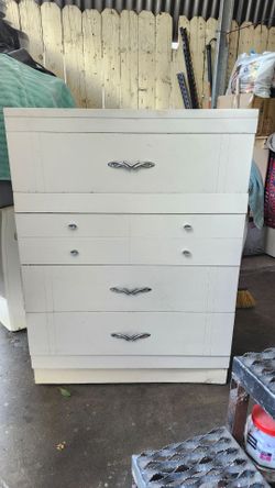 4 solid Wood drawers dresser (  see video and pics for condition and details please)