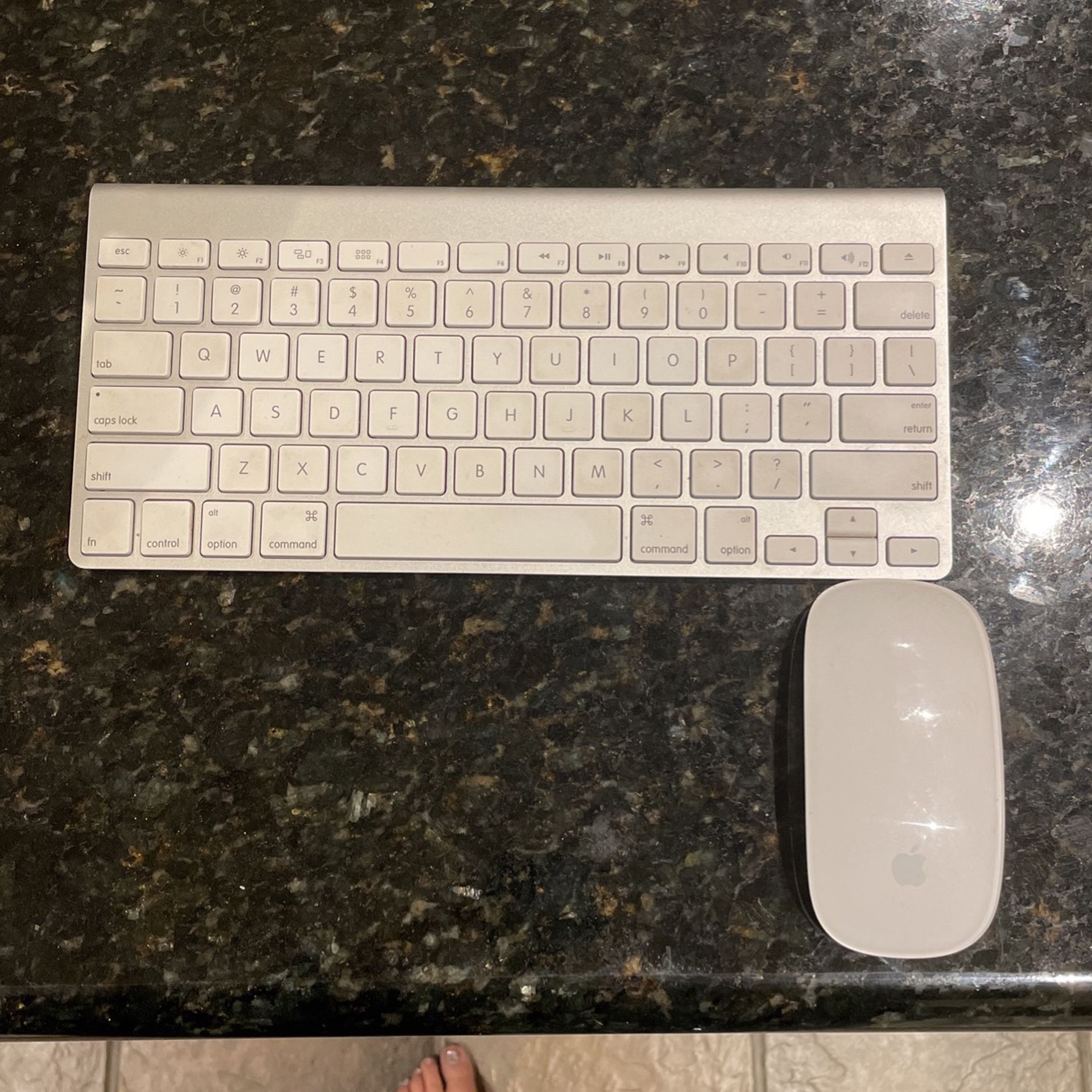 Apple Magic Keyboard and Magic Mouse - Wireless