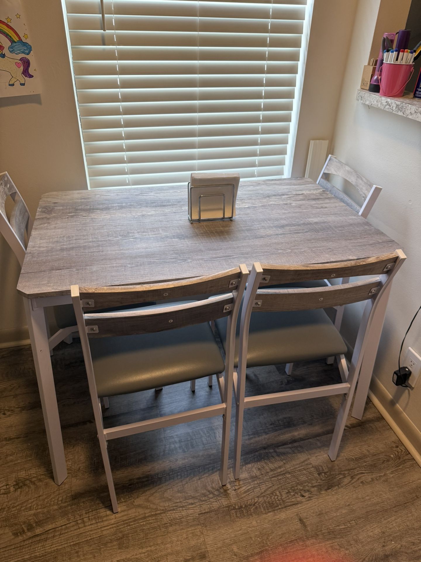 Kitchen/Dining Table & Chairs