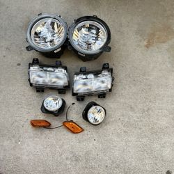 2021 Gladiator Stock Front Headlight Set Up. 