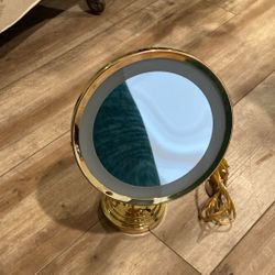 Magnifying Mirror With Light