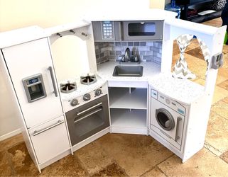 KidKraft Deluxe Corner Play Kitchen