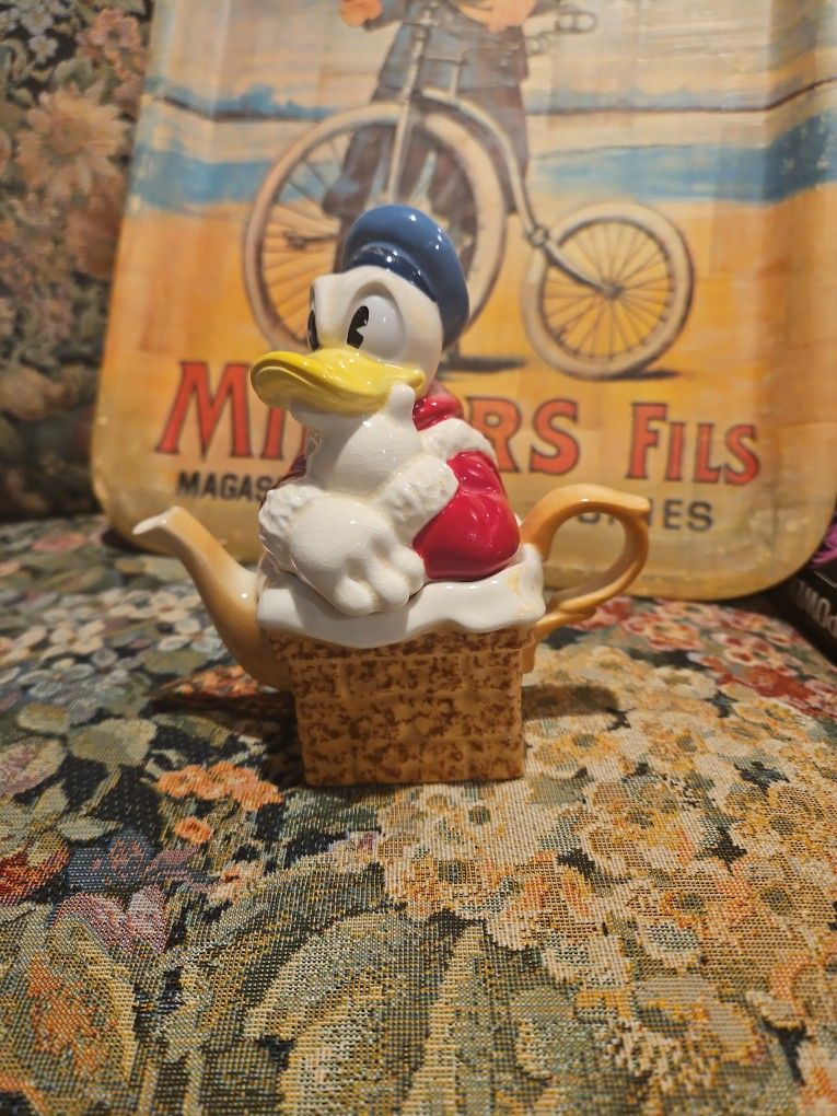 VINTAGE 50'S/60'S DONALD DUCK TEAPOT CHRISTMAS COLLECTIBLE $20.00