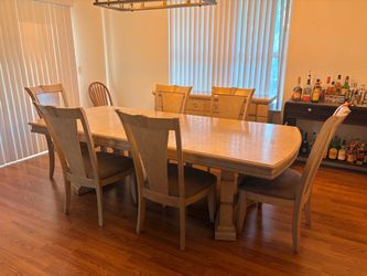 Large Dining Room Set w Hutch – Fabulous Condition