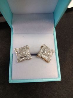 10k gold diamond 💎  studd earrings iced out