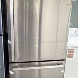 NEW 32” COUNTER-DEPTH Bottom-Freezer Refrigerator