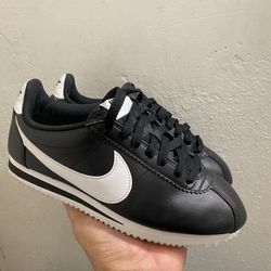 Nike Cortez Classic Leather Womens Size7 Black /White