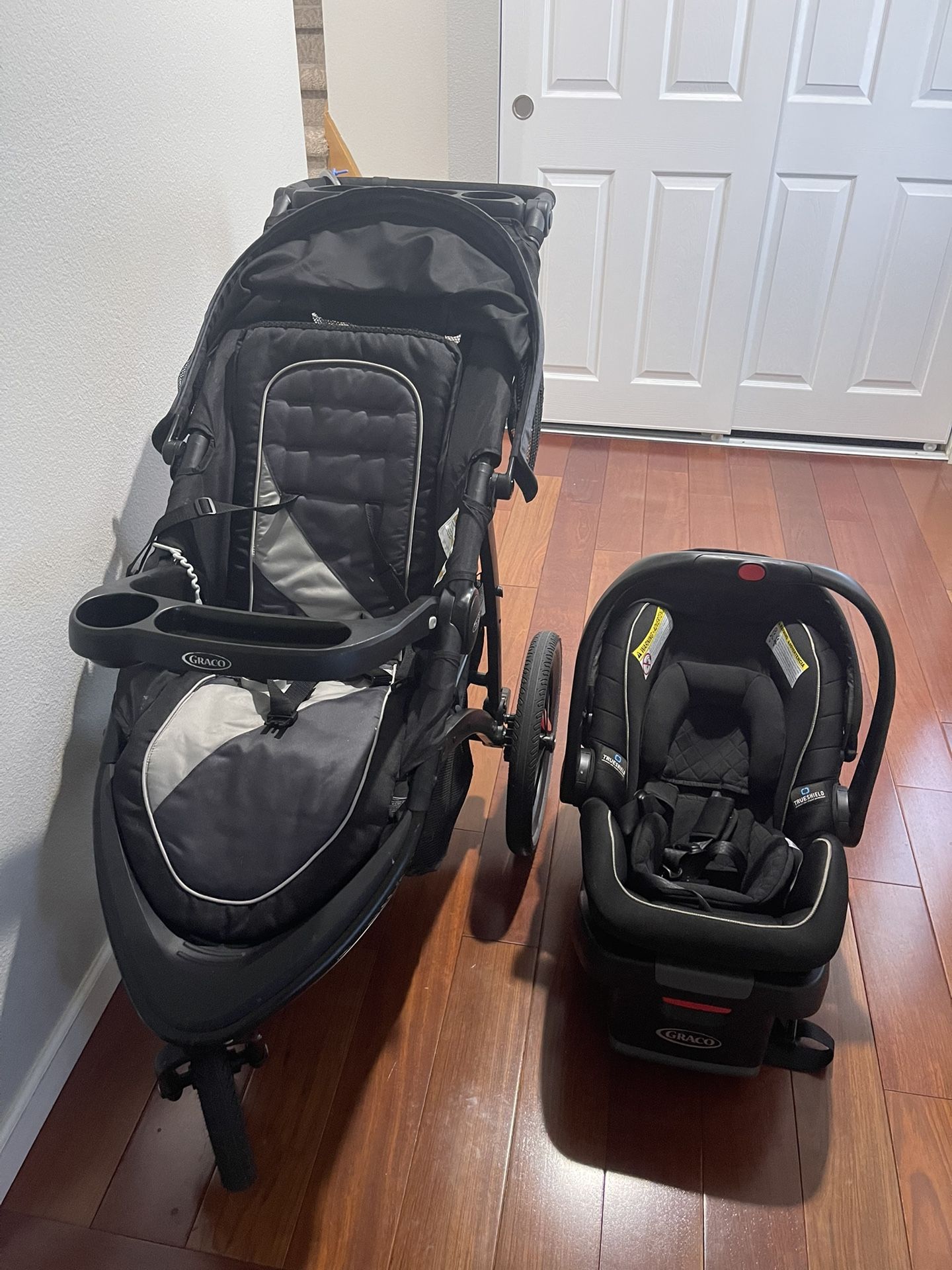 Graco Jogging Stroller with Matching Car Seat & 2 Bases