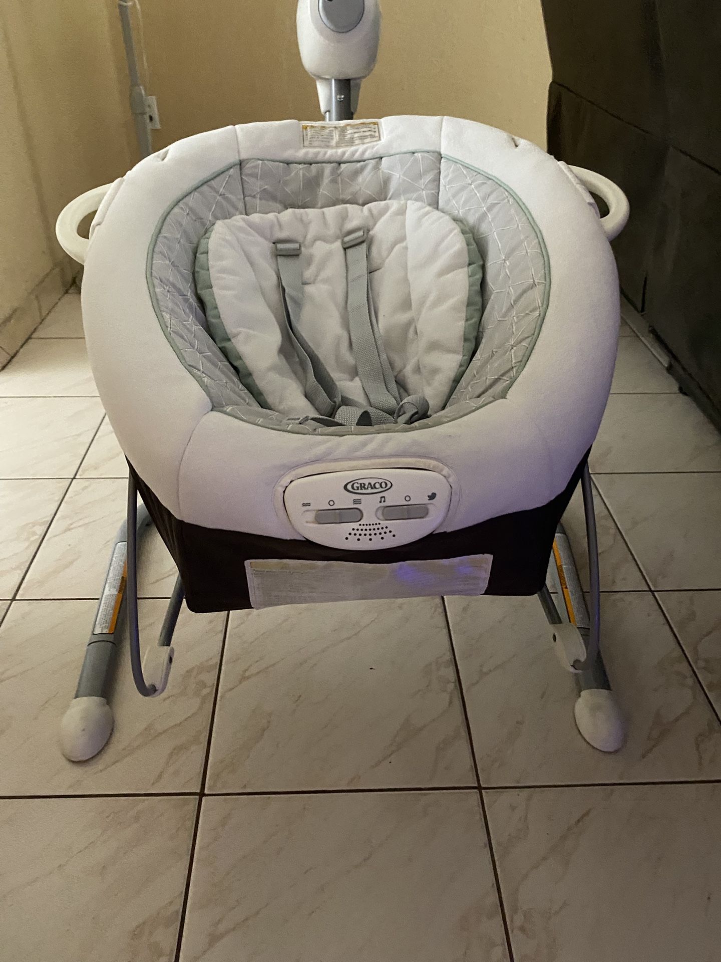Used like NEW - Graco Soothe 'n Sway LX Baby Swing with Portable Bouncer, 2 in 1 Swing & Bouncer