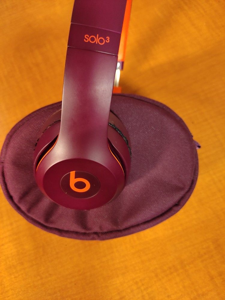 Beats Solo 3 Wireless Headphones, Including Charger , iPhone adapter,Beat Aux Cord. Cosmetic 7/10.. Function 10 Out Of 10