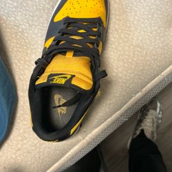 Nike Dunks Black And Yellow 