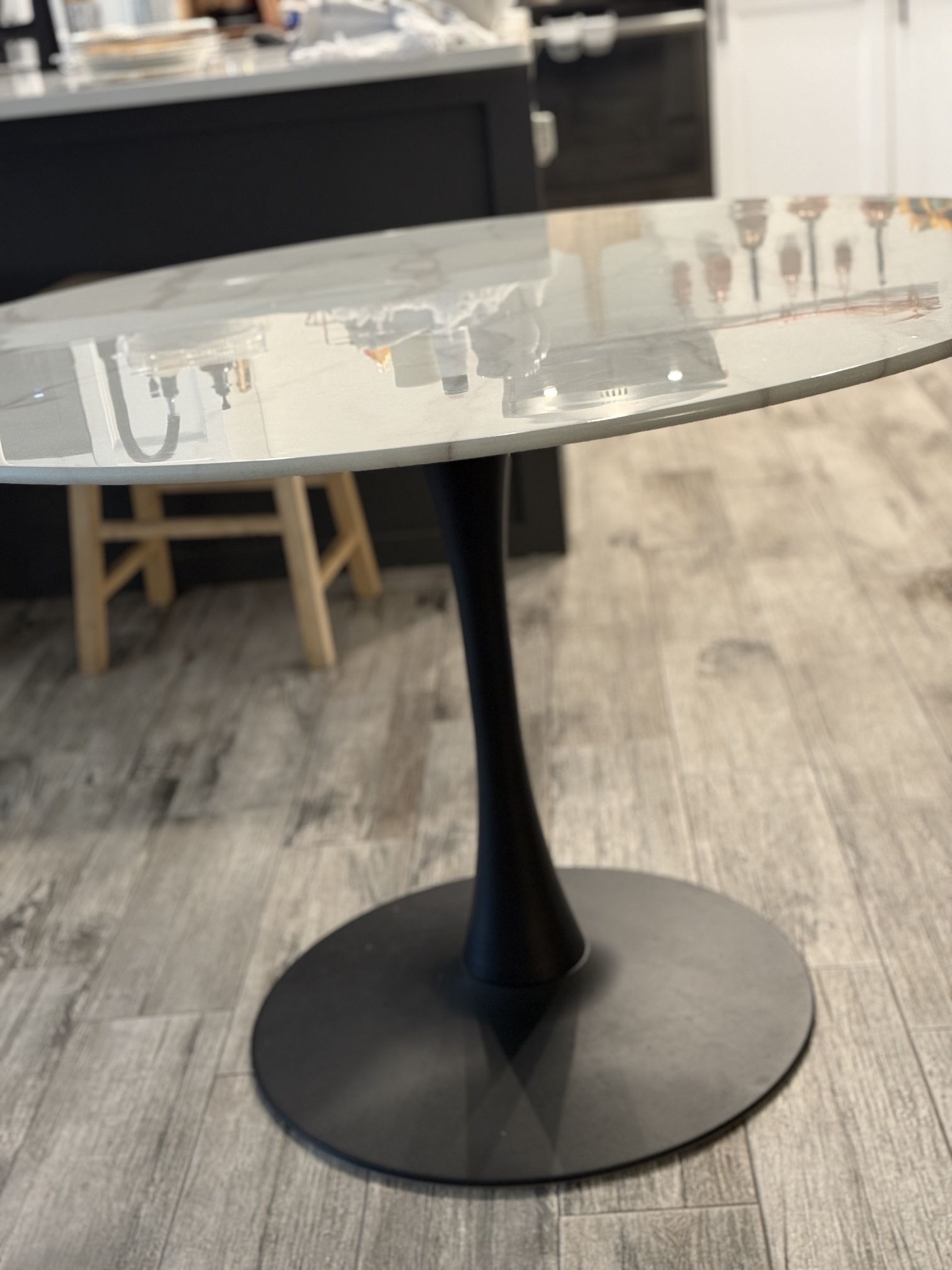 White Round Dinning Table