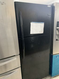 Frigidaire top & bottom in black apartment size
